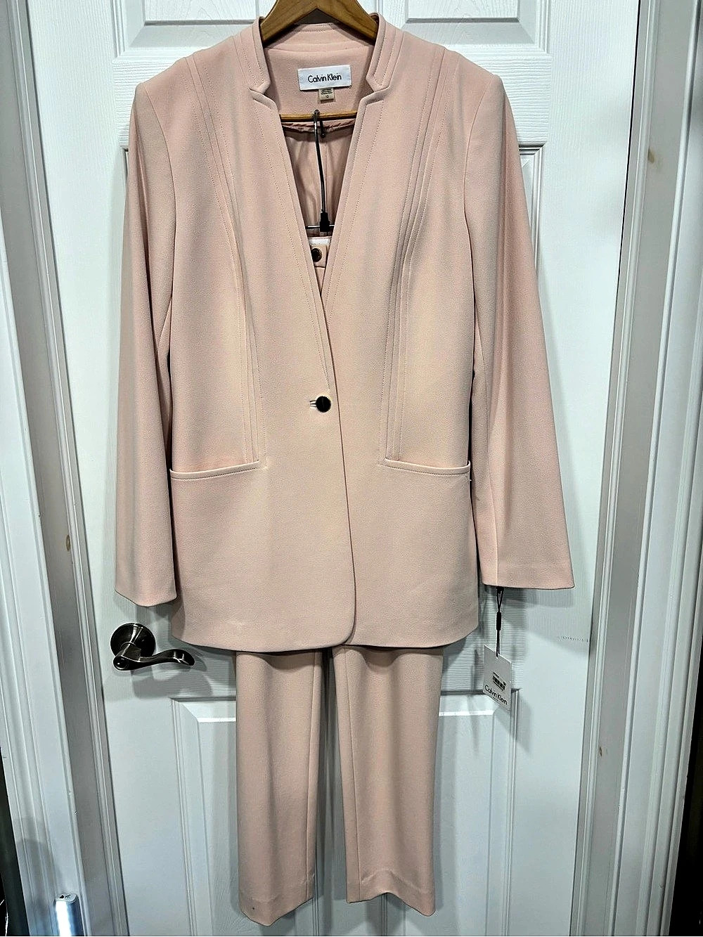 Calvin Klein Women's Pink Pantsuit Set NWT
Blazer Size 12. Pants Size 10